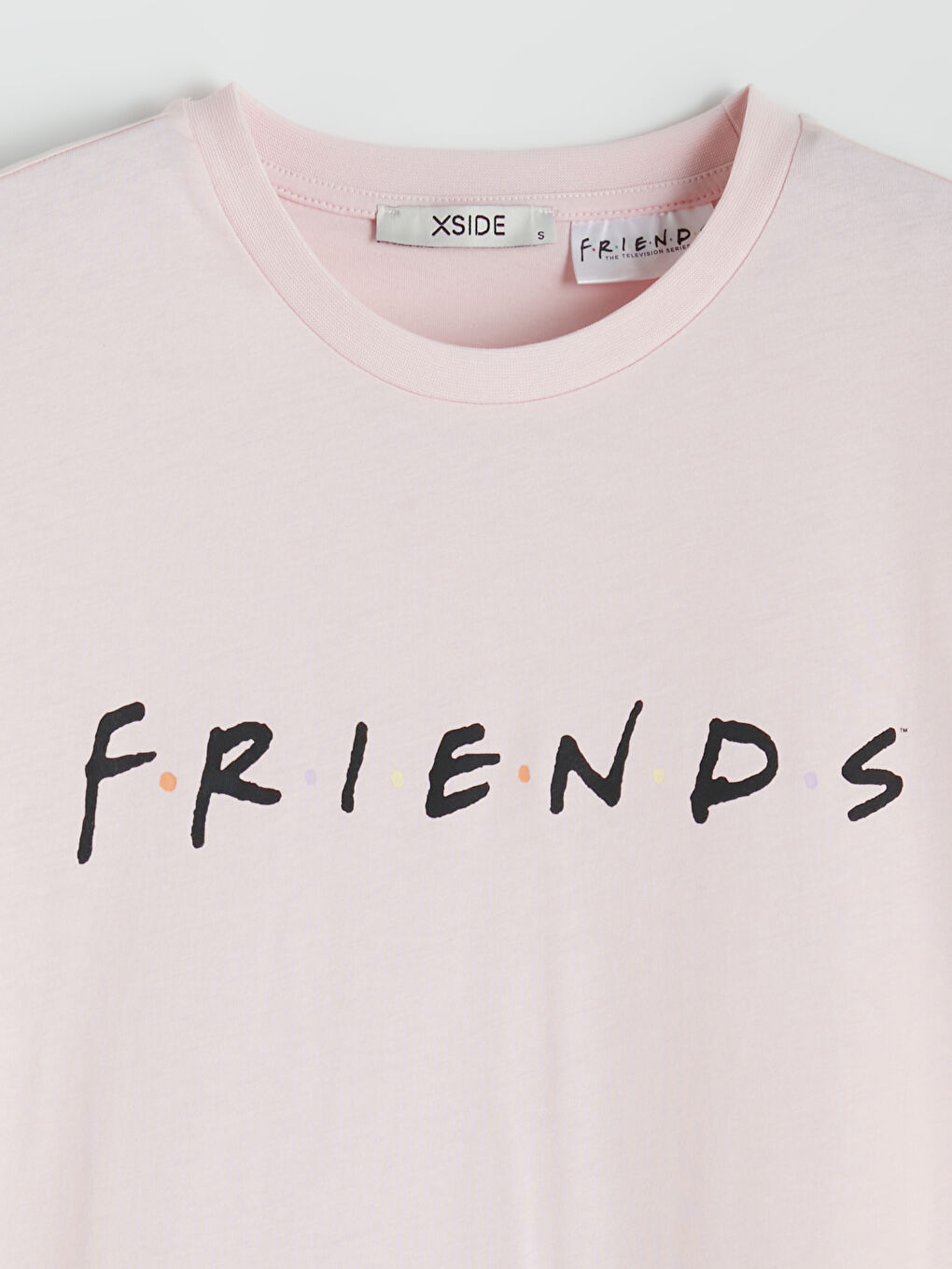 Pembe Bisiklet Yaka Friends Baskılı Kadın Tişört-5