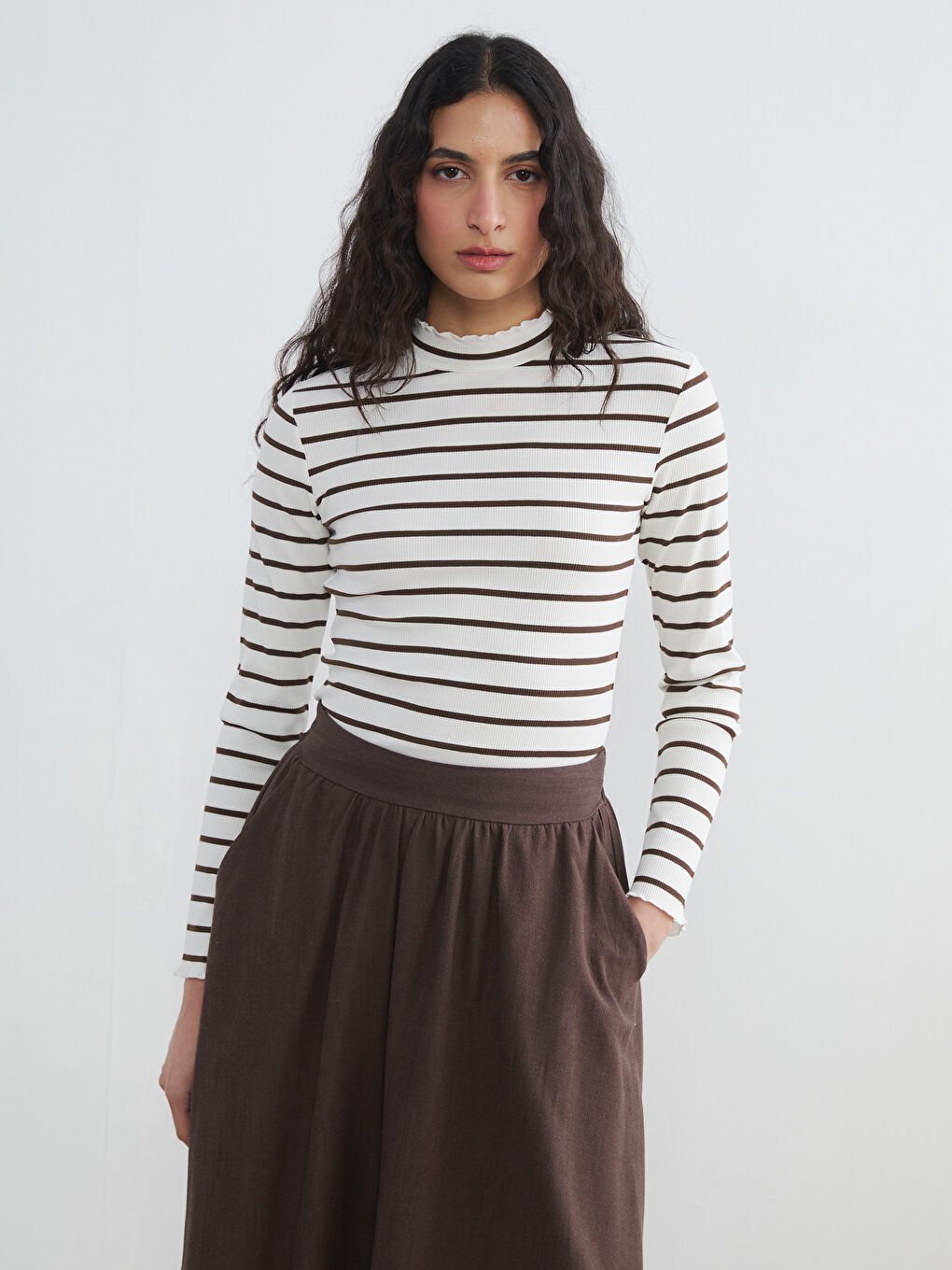Kahverengi Fırfırlı Dik Yaka Çizgili Kadın Body