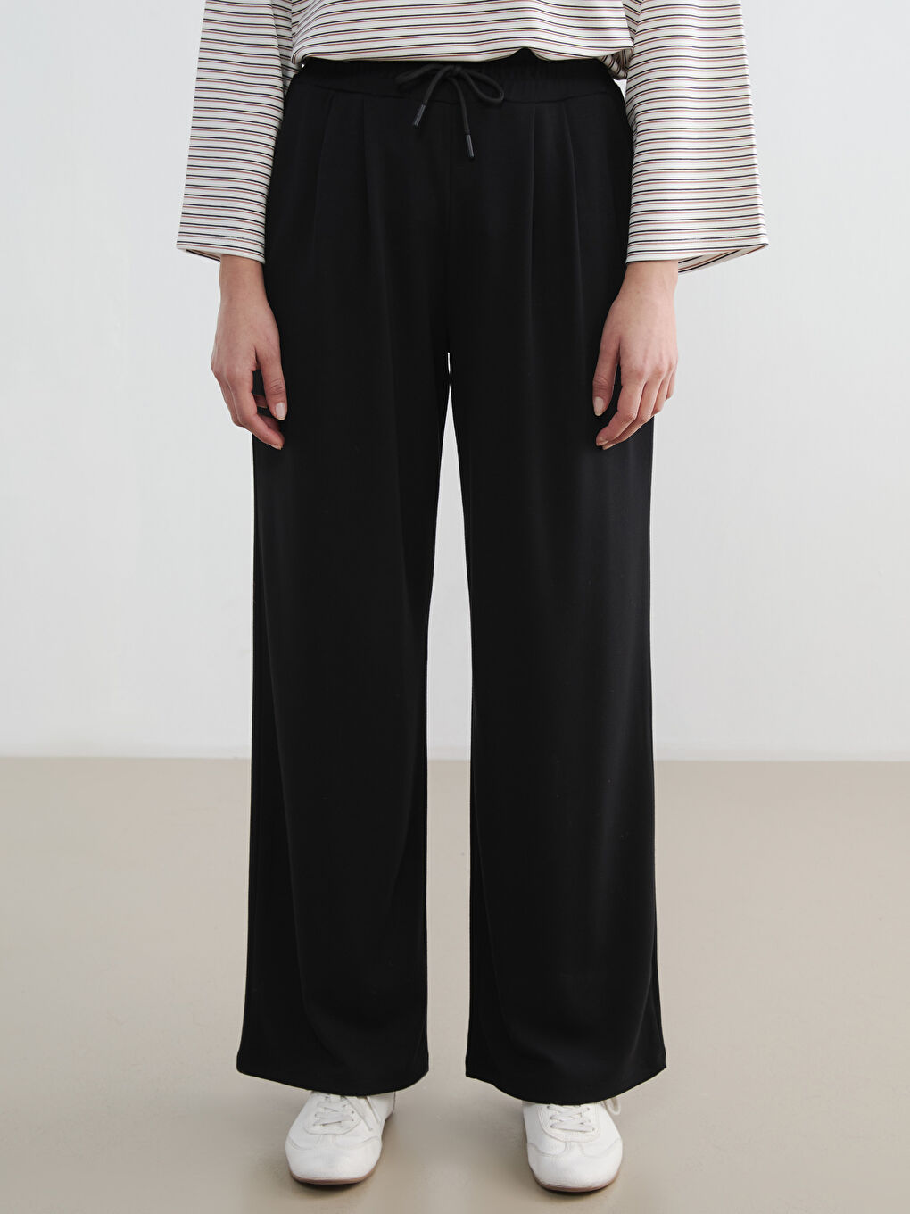 Siyah Beli Lastikli Geniş Paça Kadın Eşofman Altı-1