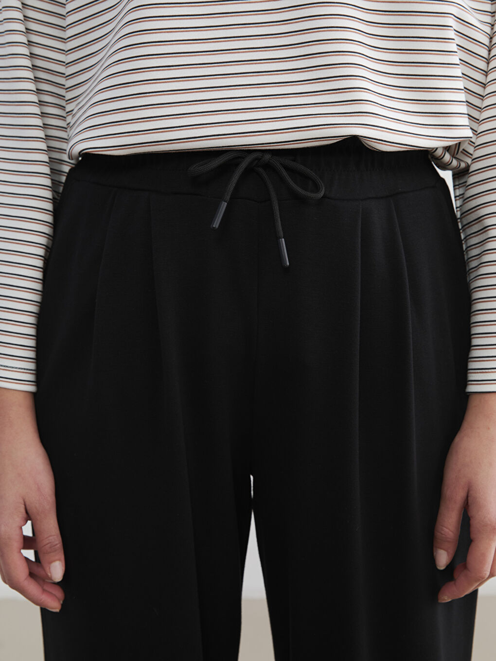 Siyah Beli Lastikli Geniş Paça Kadın Eşofman Altı-2