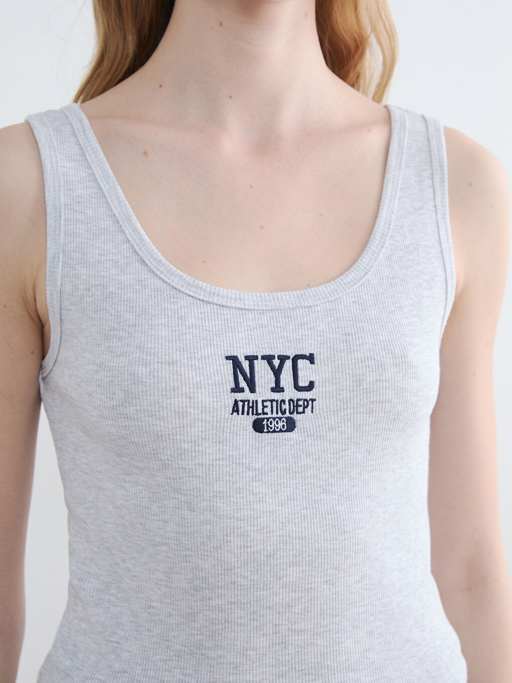 Gri U Yaka NYC Nakışlı Kadın Atlet-2