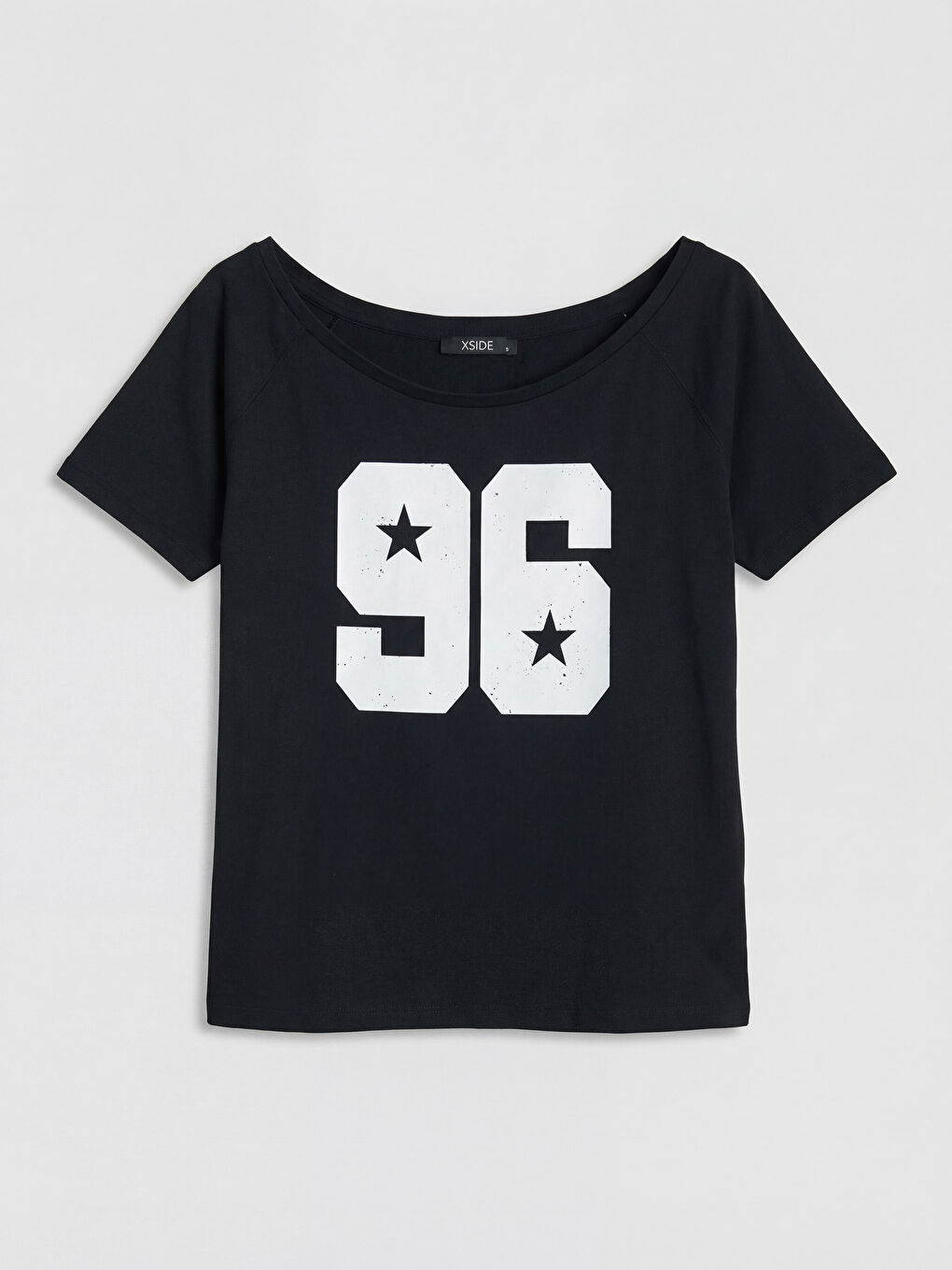 Siyah Kayık Yaka Baskılı Kadın Tişört-4