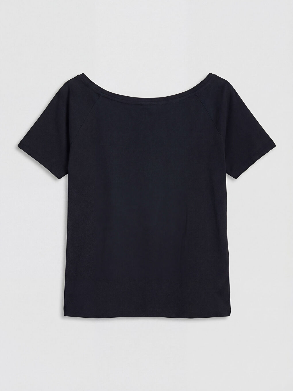 Siyah Kayık Yaka Baskılı Kadın Tişört-5