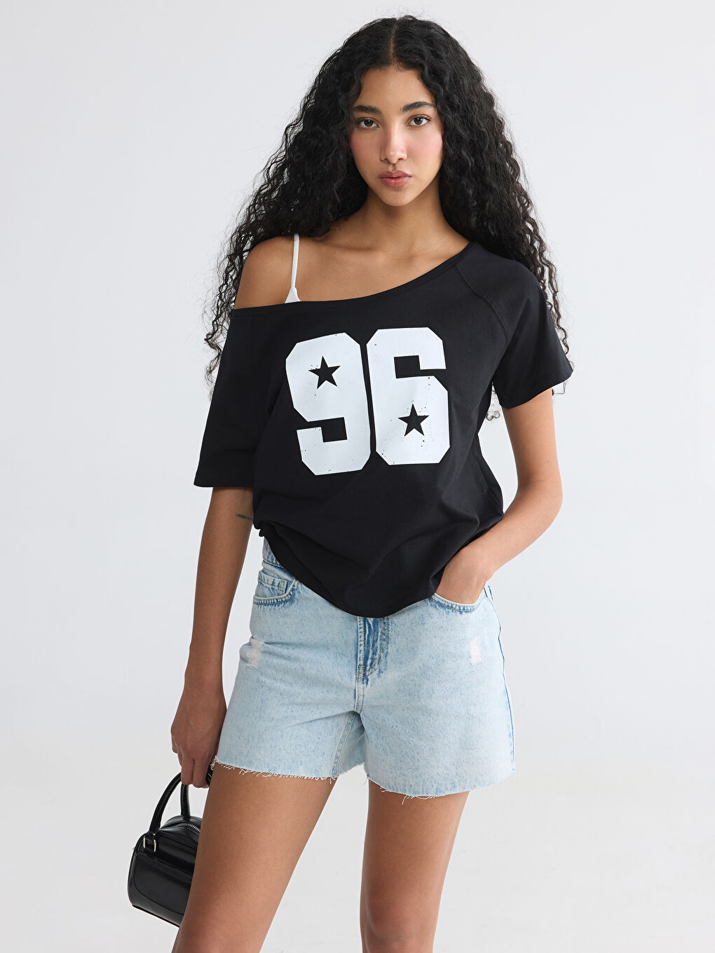 Siyah Kayık Yaka Baskılı Kadın Tişört