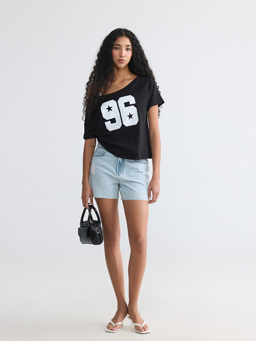 Siyah Kayık Yaka Baskılı Kadın Tişört-1