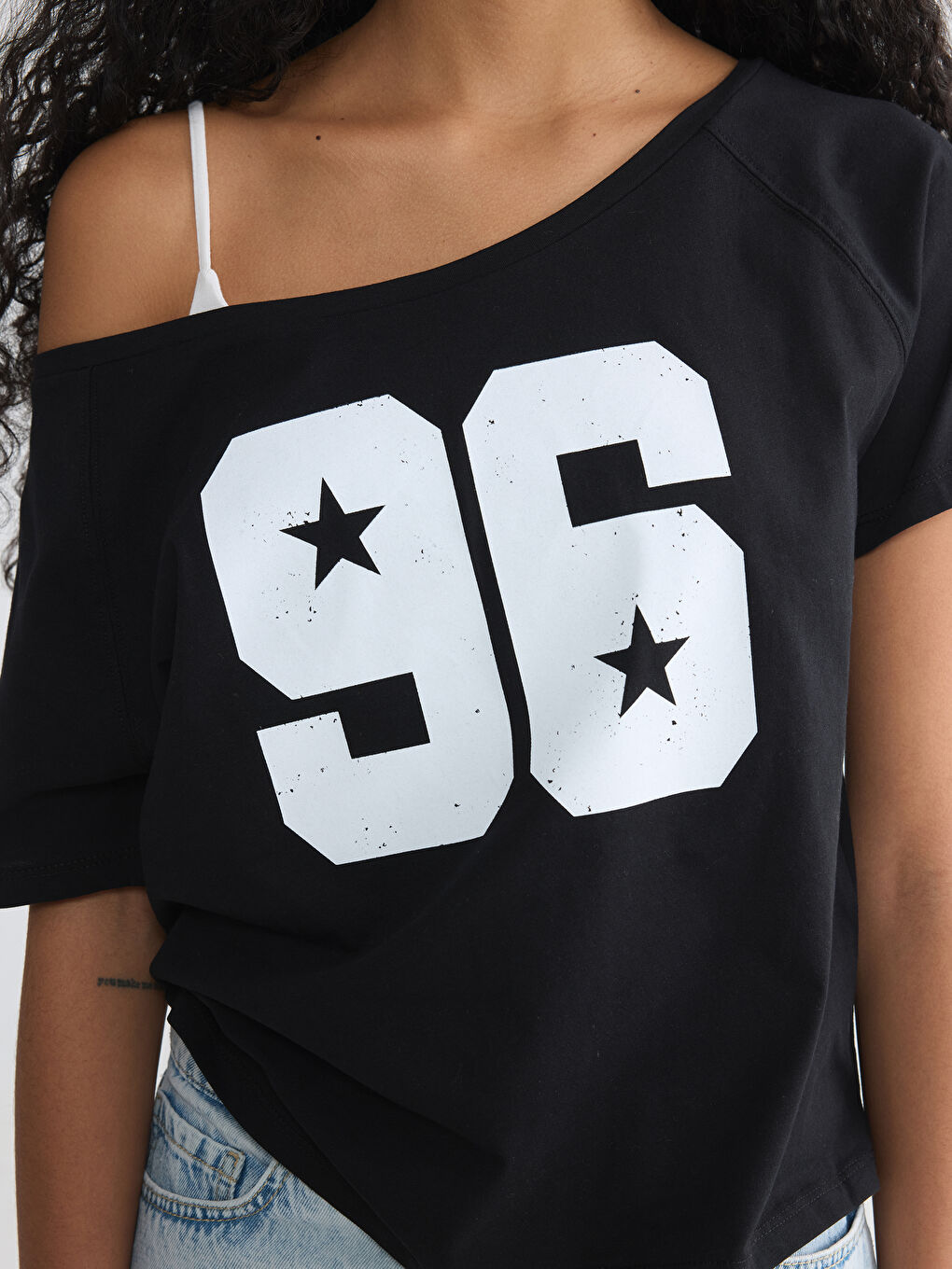 Siyah Kayık Yaka Baskılı Kadın Tişört-2