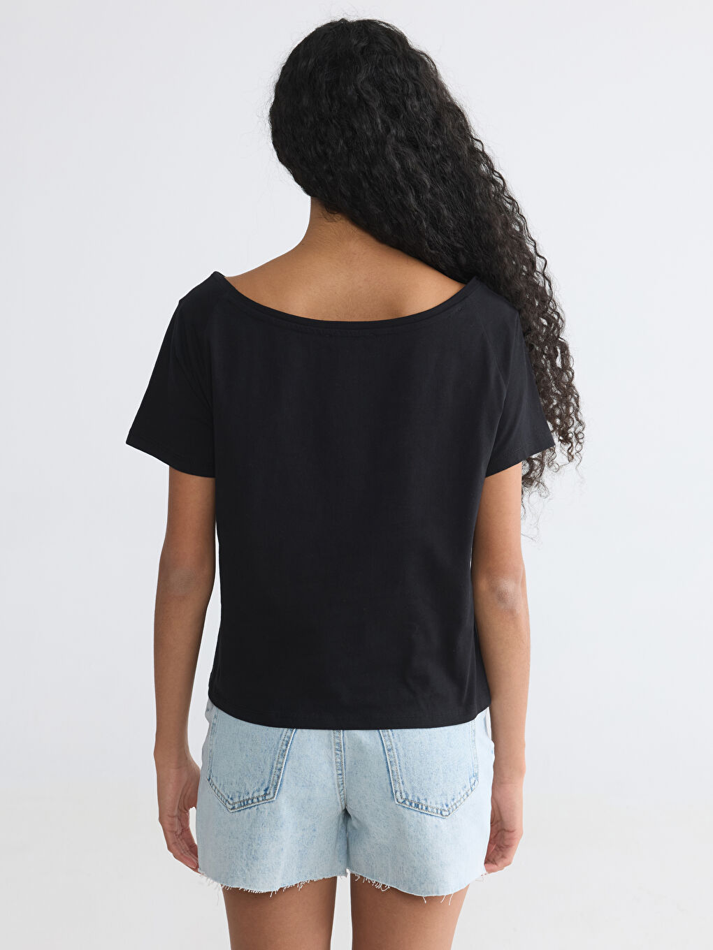 Siyah Kayık Yaka Baskılı Kadın Tişört-3