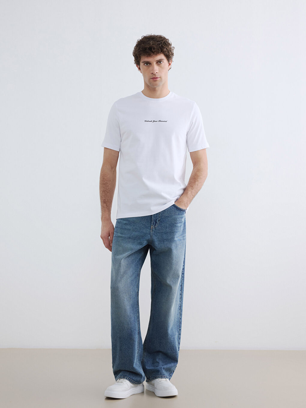 Beyaz Bisiklet Yaka Slogan Baskılı Erkek Tişört