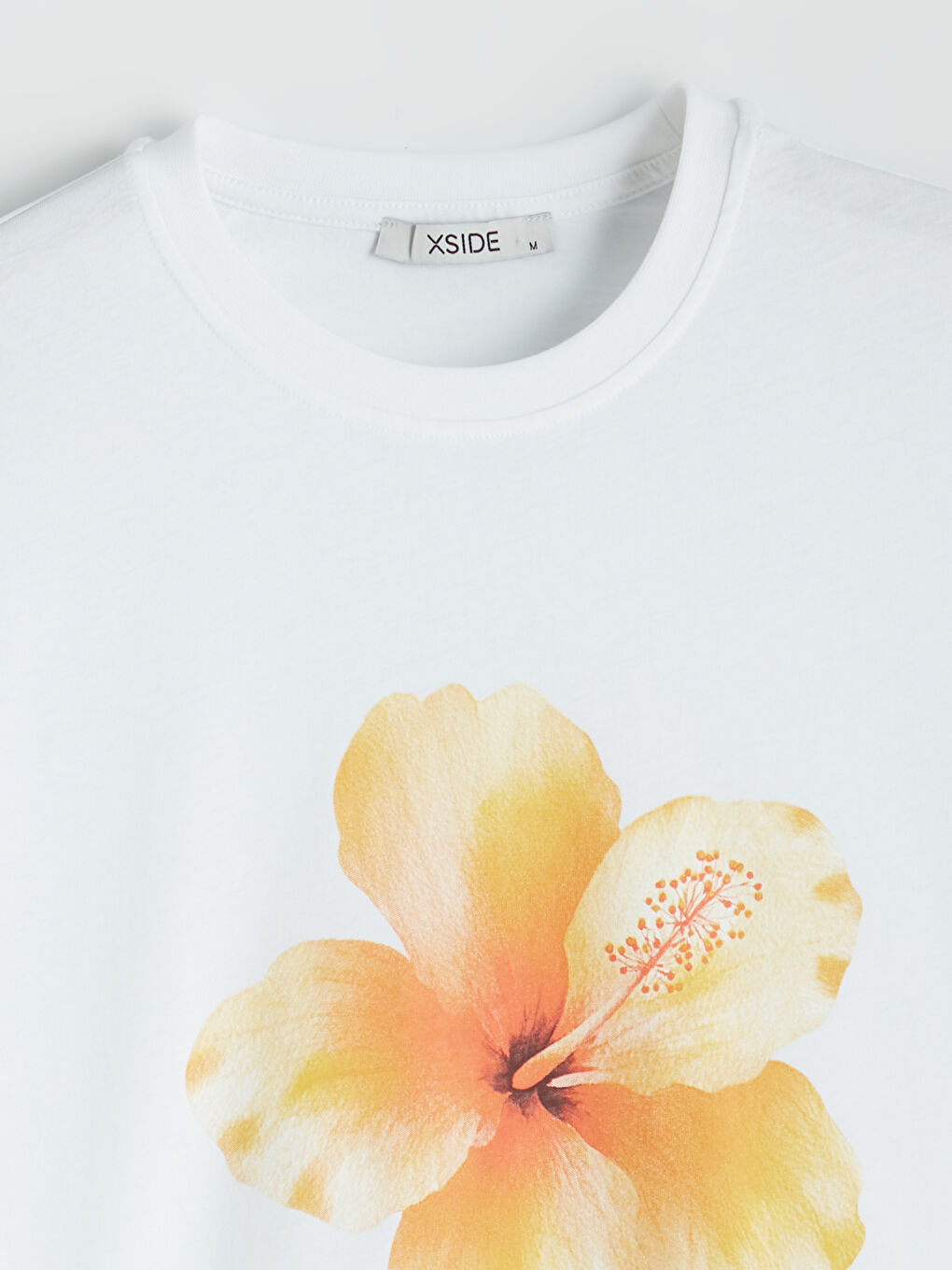 Beyaz Bisiklet Yaka Baskılı Kadın Tişört-1