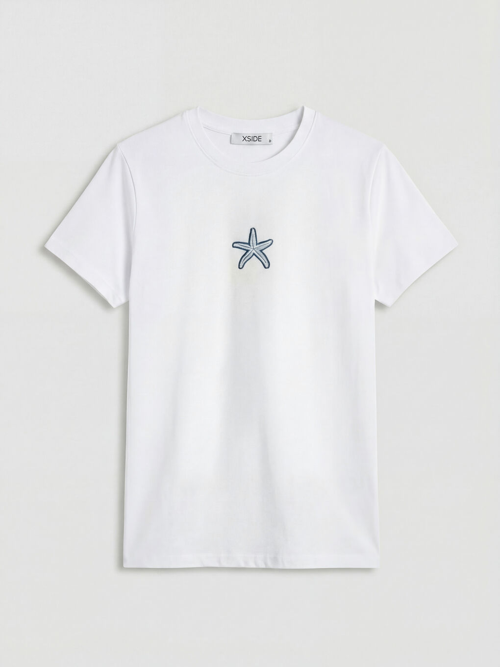 Beyaz Bisiklet Yaka Nakışlı Kadın Tişört