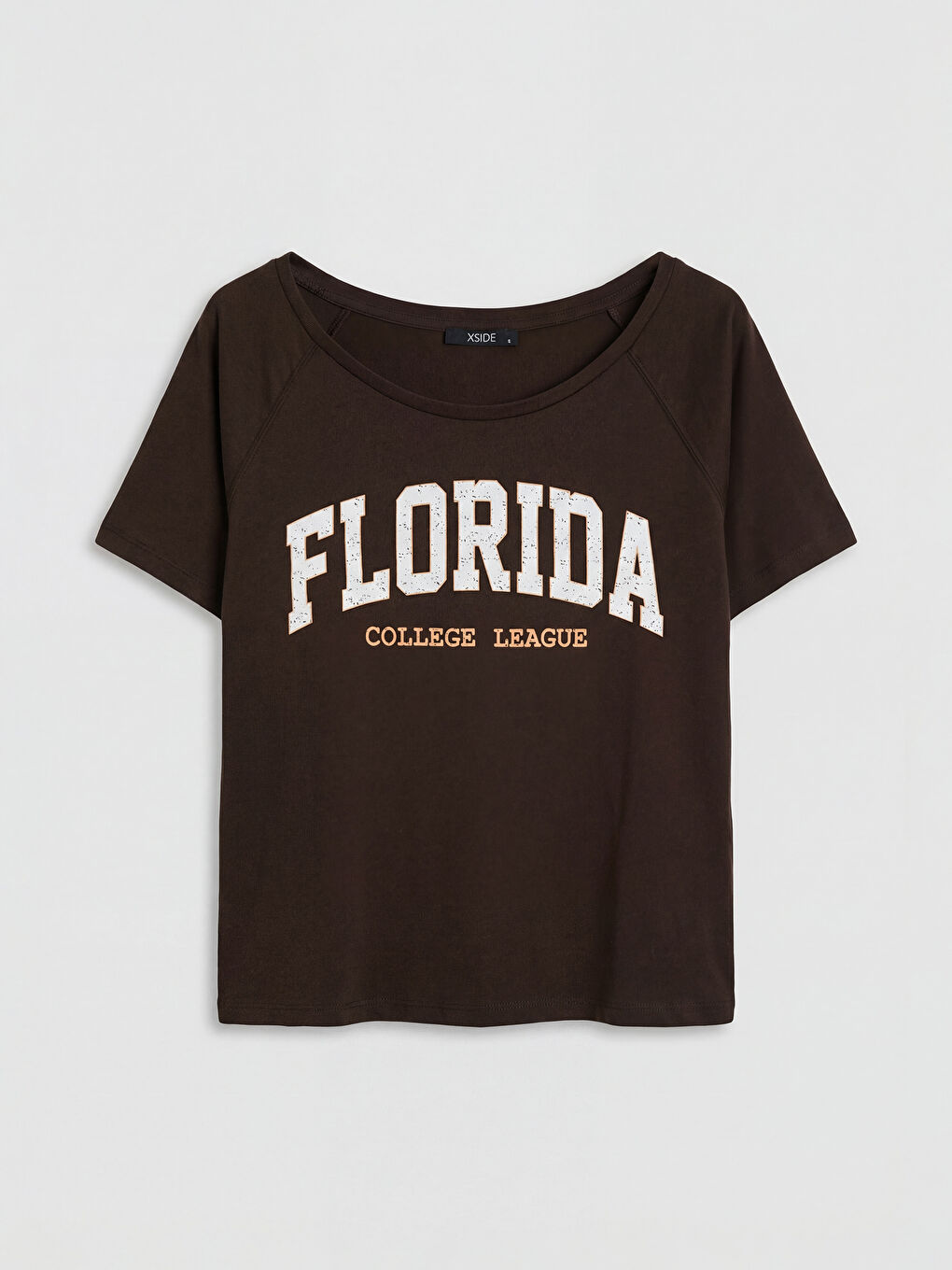 Kahverengi Kayık Yaka Baskılı Kadın Tişört