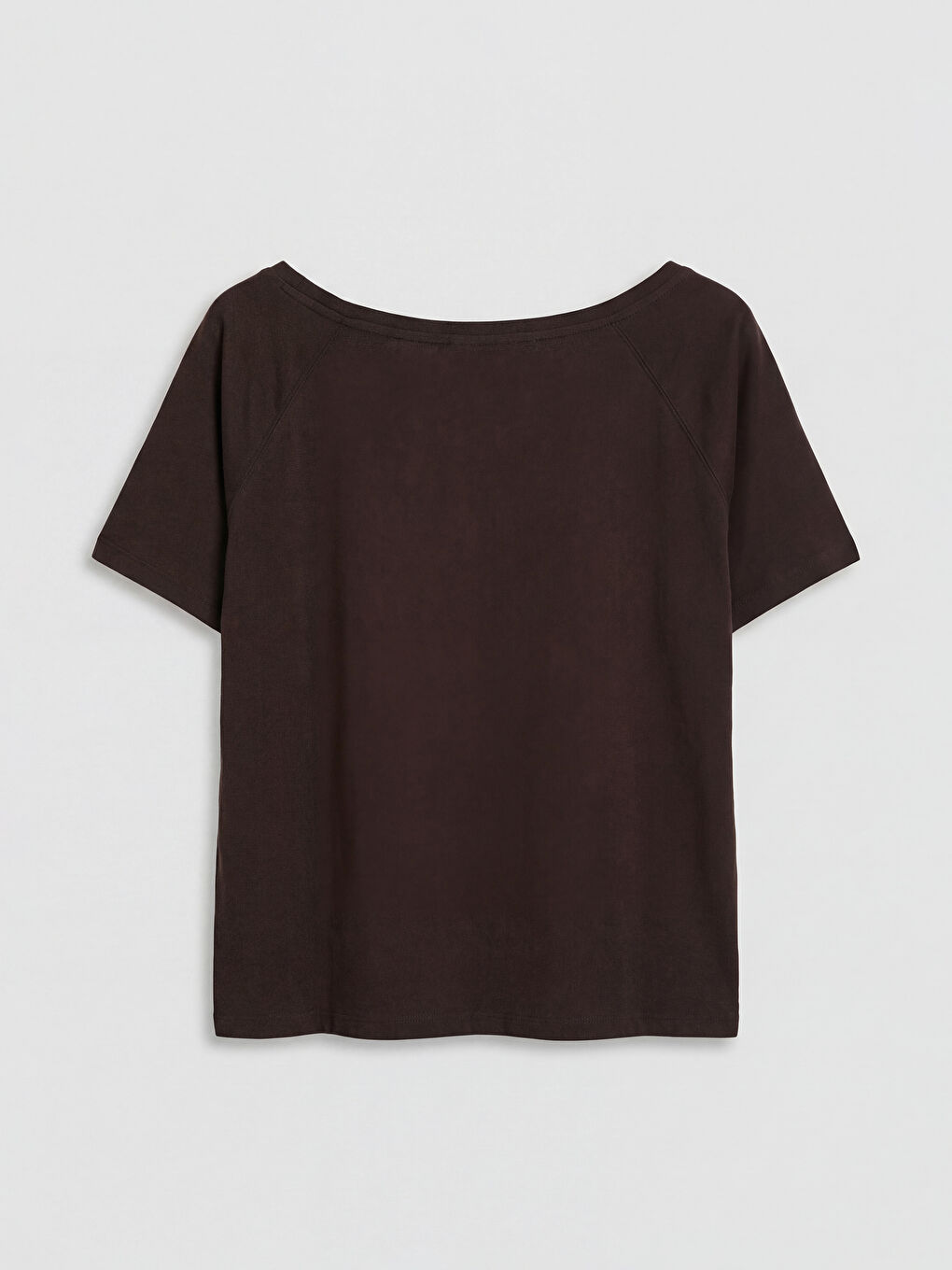 Kahverengi Kayık Yaka Baskılı Kadın Tişört-1