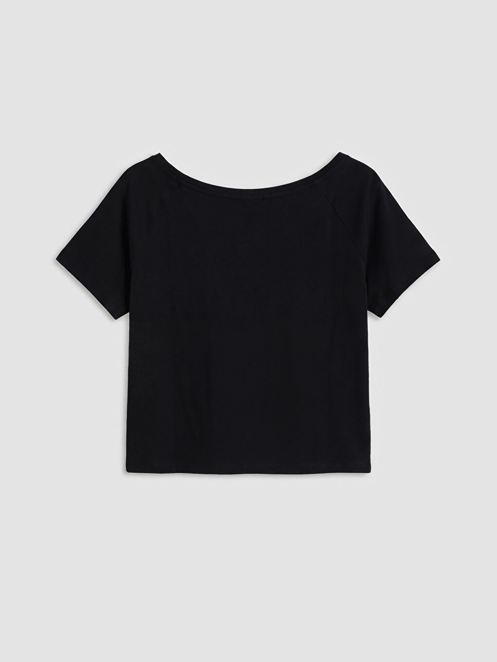 Siyah Kayık Yaka Baskılı Kadın Tişört-1