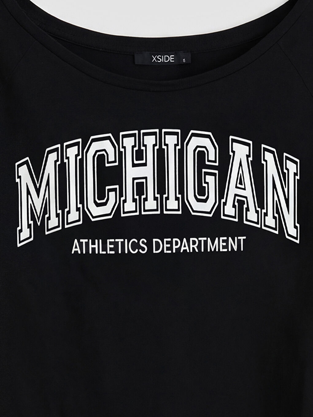 Siyah Kayık Yaka Baskılı Kadın Tişört-2