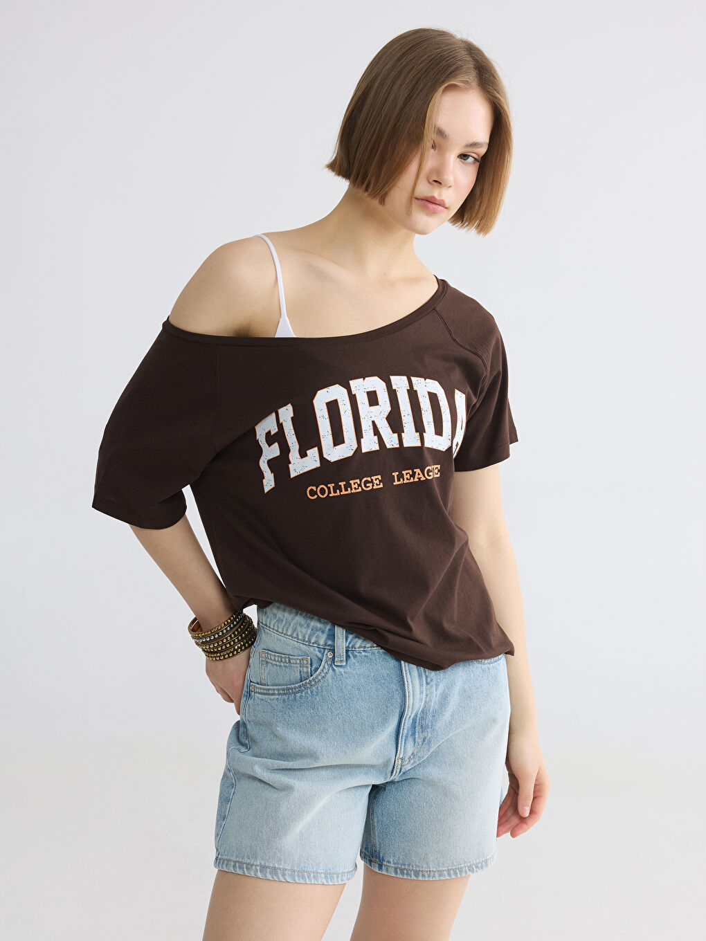 Ženska majica sa širokim izrezom i štampom