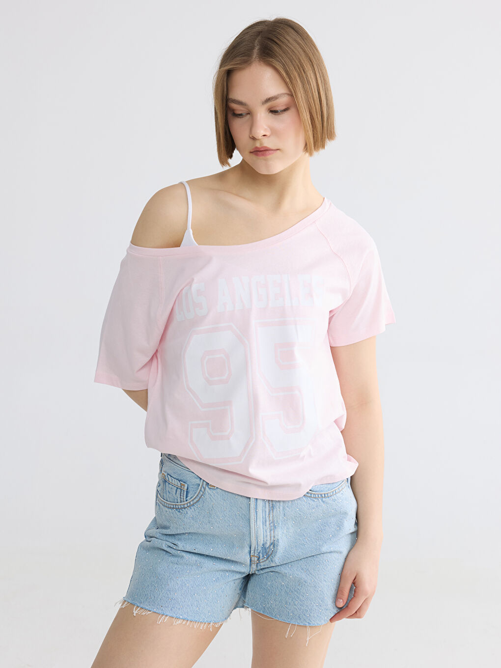 Pembe Kayık Yaka Baskılı Kadın Tişört