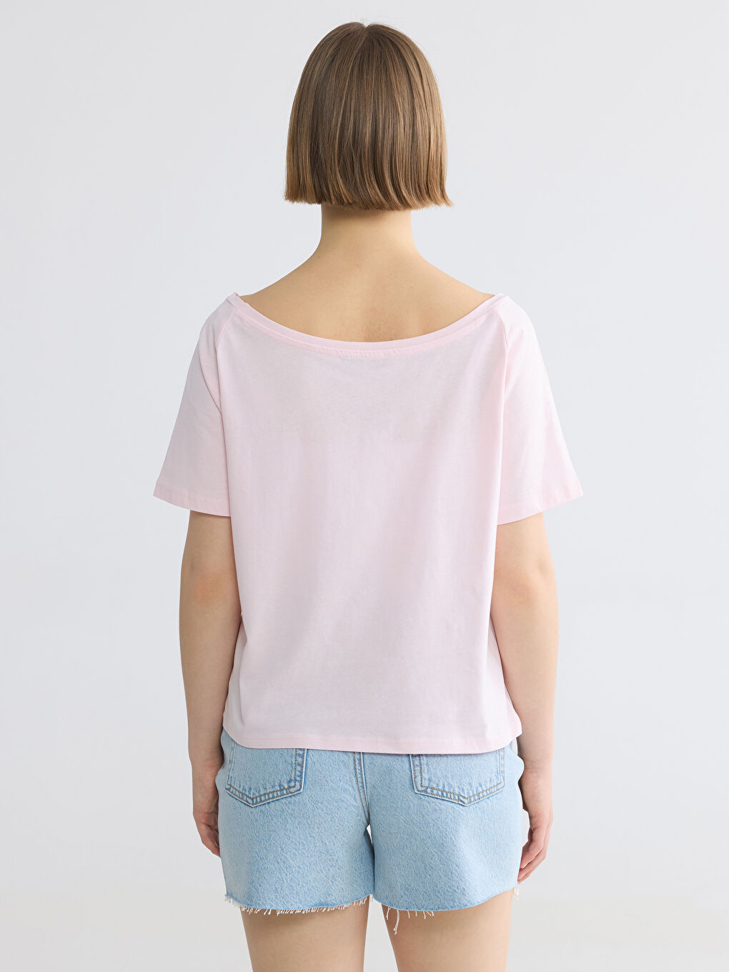 Pembe Kayık Yaka Baskılı Kadın Tişört-3