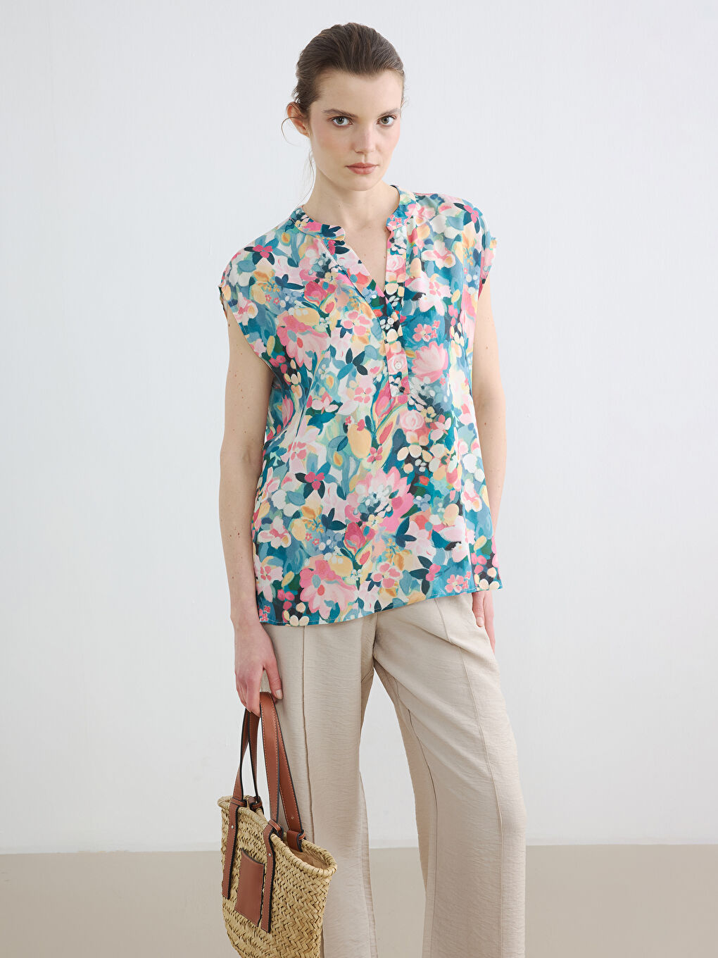 Blouse Fleurie à Encolure Fendue