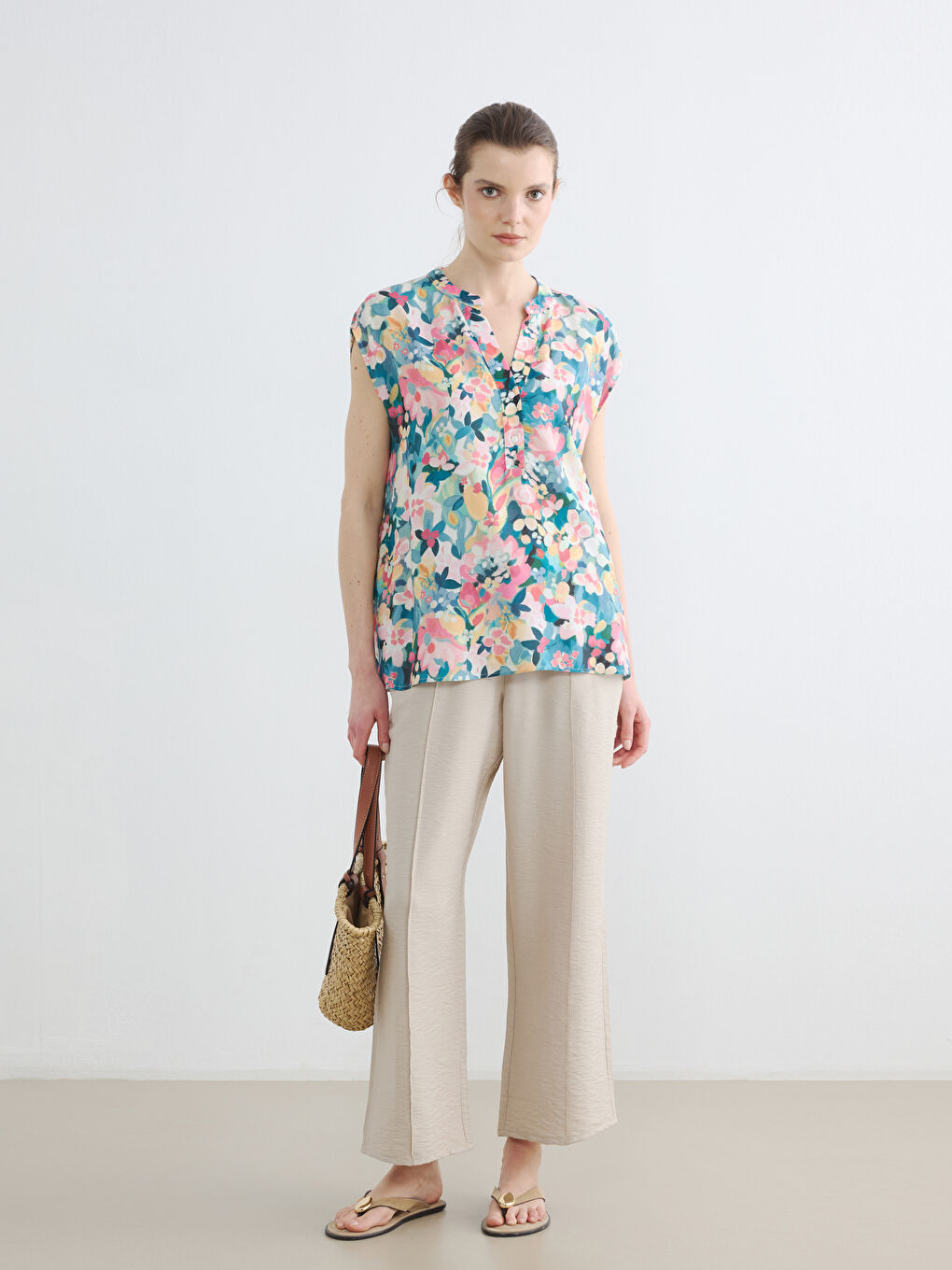 Blouse Fleurie à Encolure Fendue-1