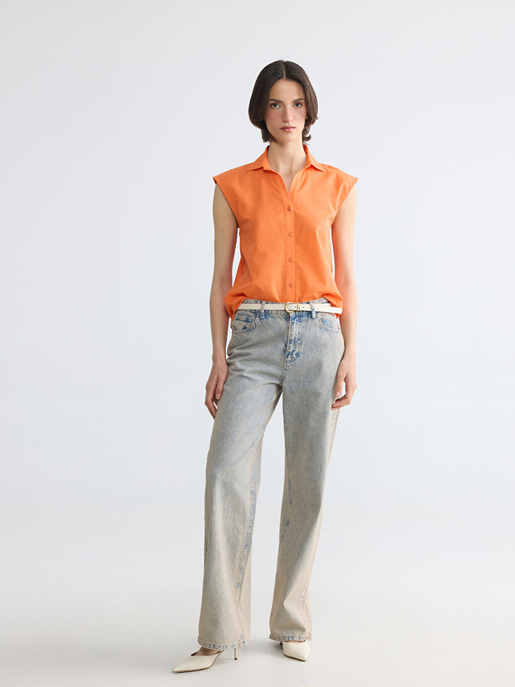 Жена Оранжево Риза-1