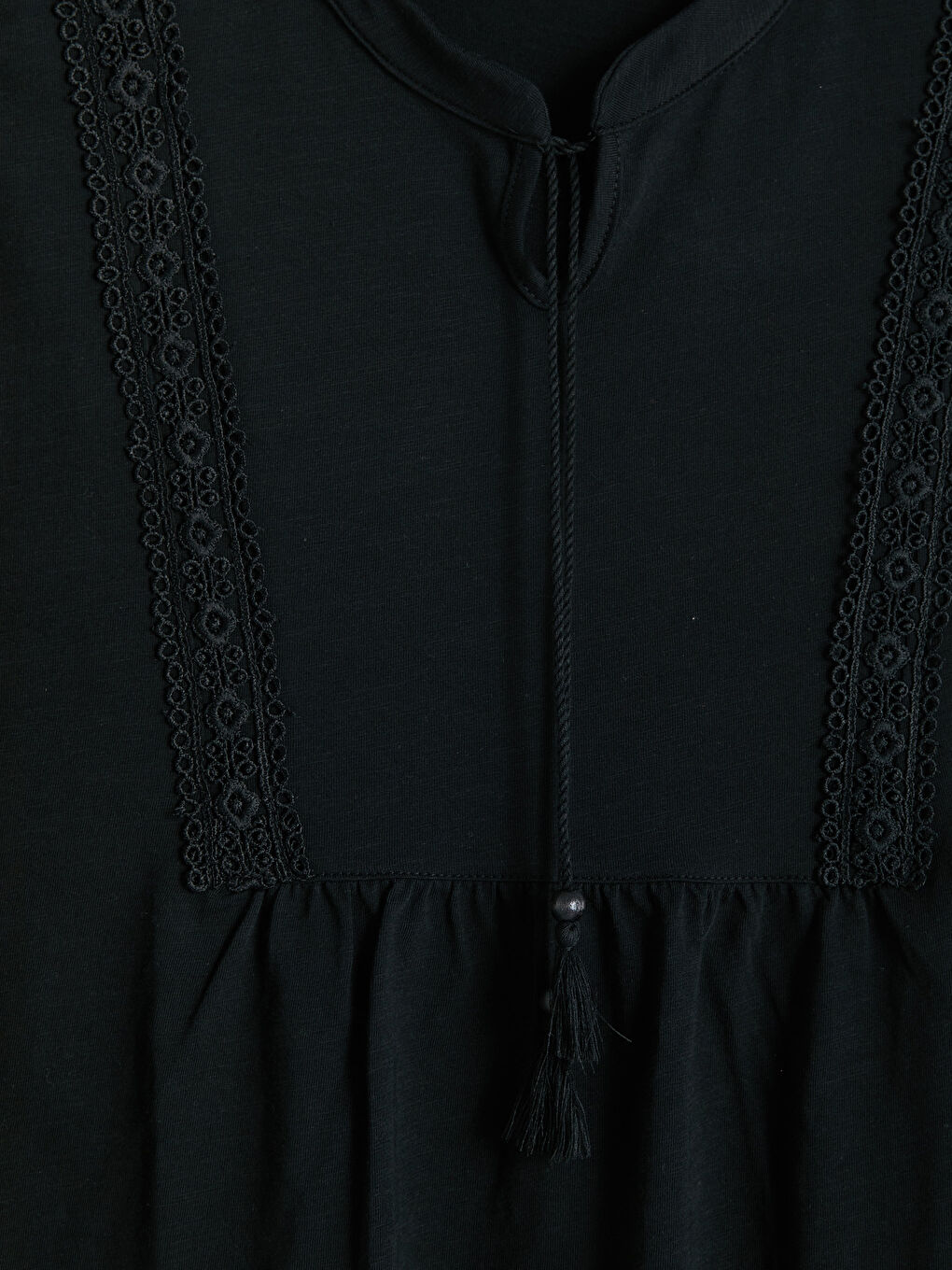 Siyah Bağlamalı Yaka Nakışlı Bluz-2