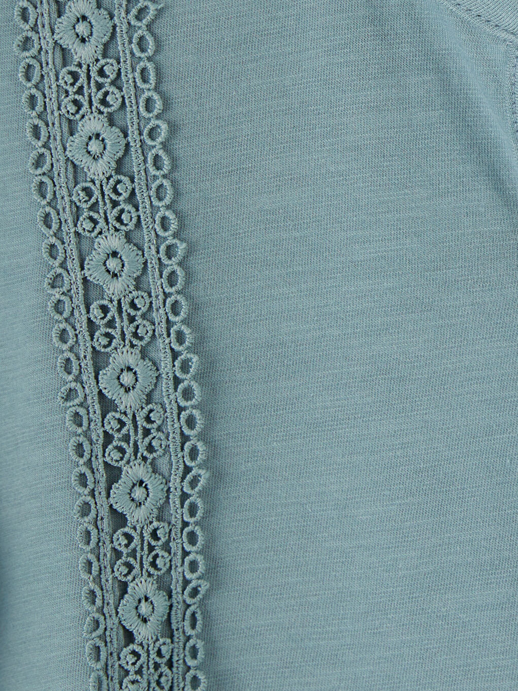 Mavi Bağlamalı Yaka Nakışlı Bluz-2