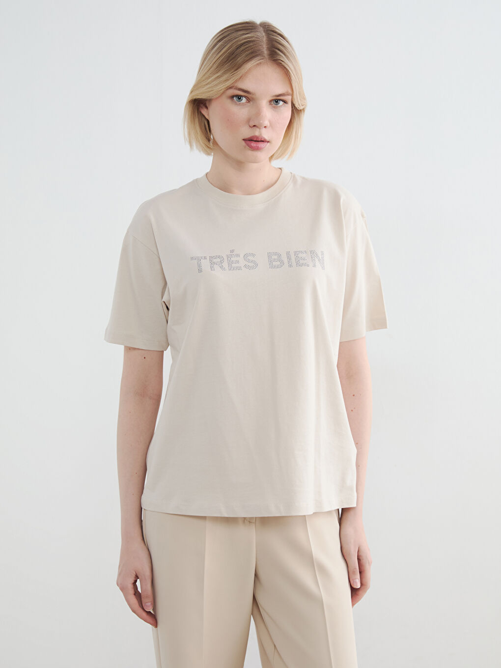 Bej Bisiklet Yaka Taşlı Oversize Kadın Tişört