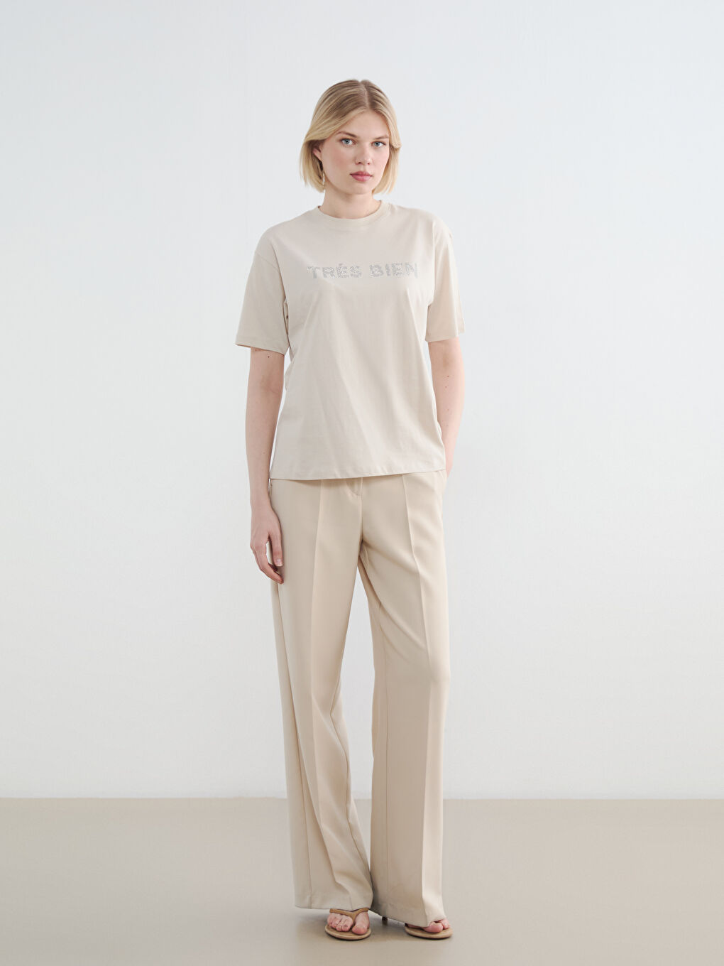 Bej Bisiklet Yaka Taşlı Oversize Kadın Tişört-1