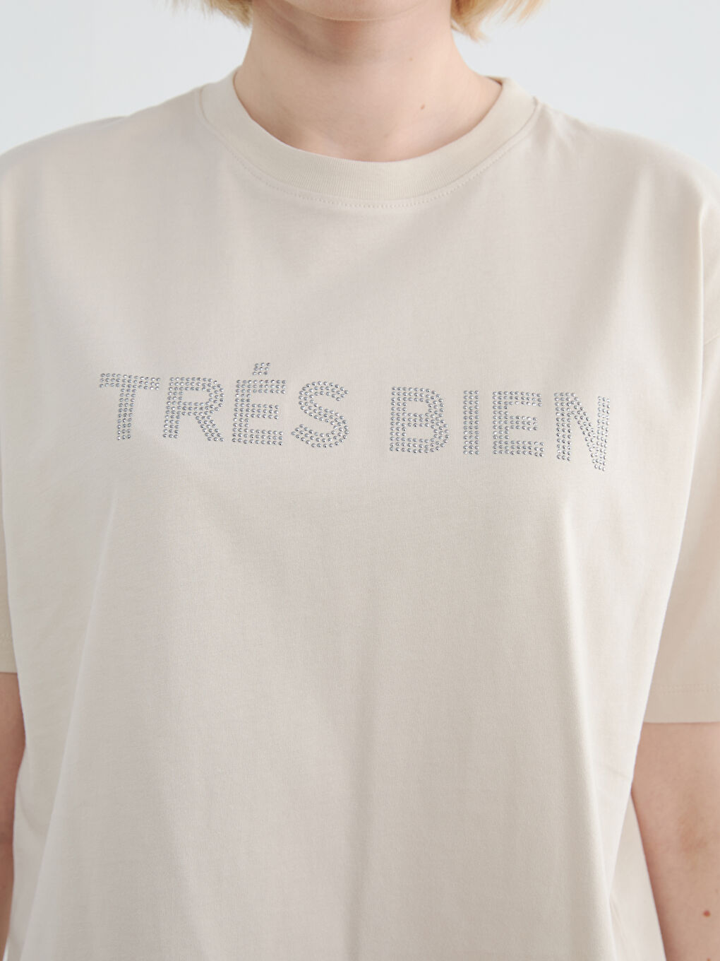 Bej Bisiklet Yaka Taşlı Oversize Kadın Tişört-2