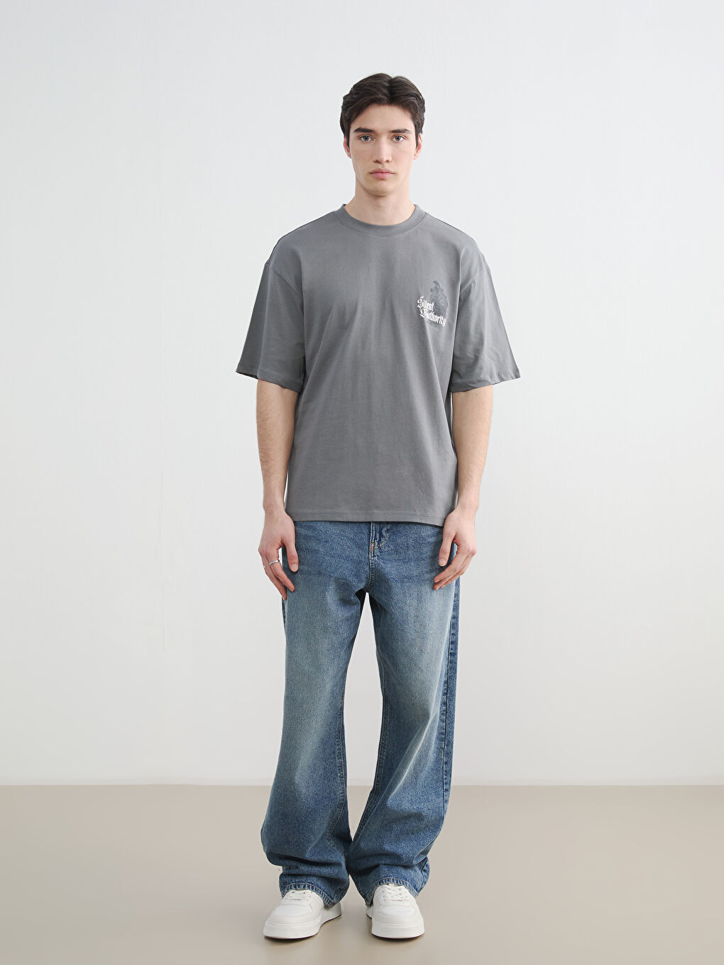 Gri Bisiklet Yaka Oversize Baskılı Erkek Tişört-1