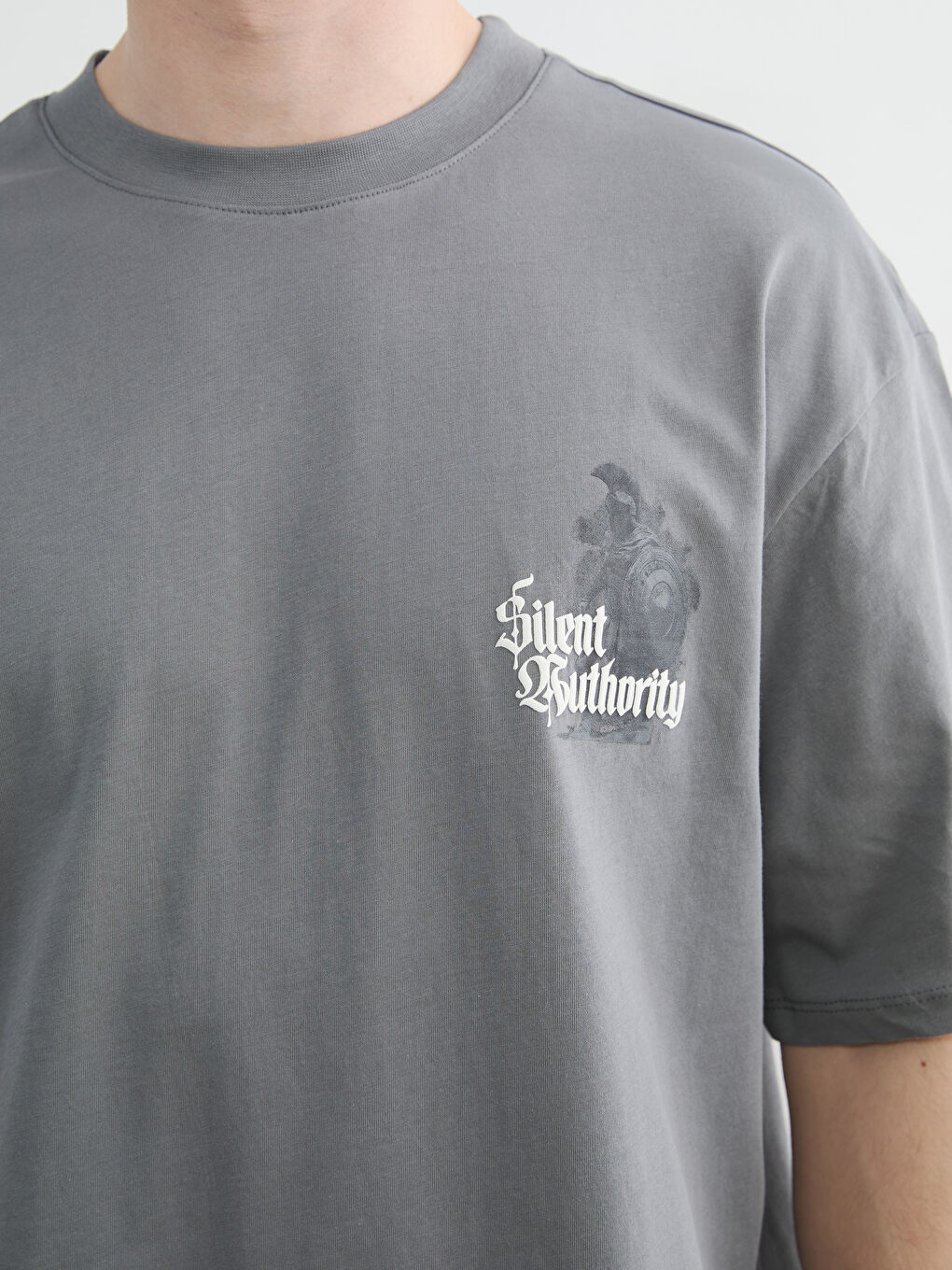 Gri Bisiklet Yaka Oversize Baskılı Erkek Tişört-2