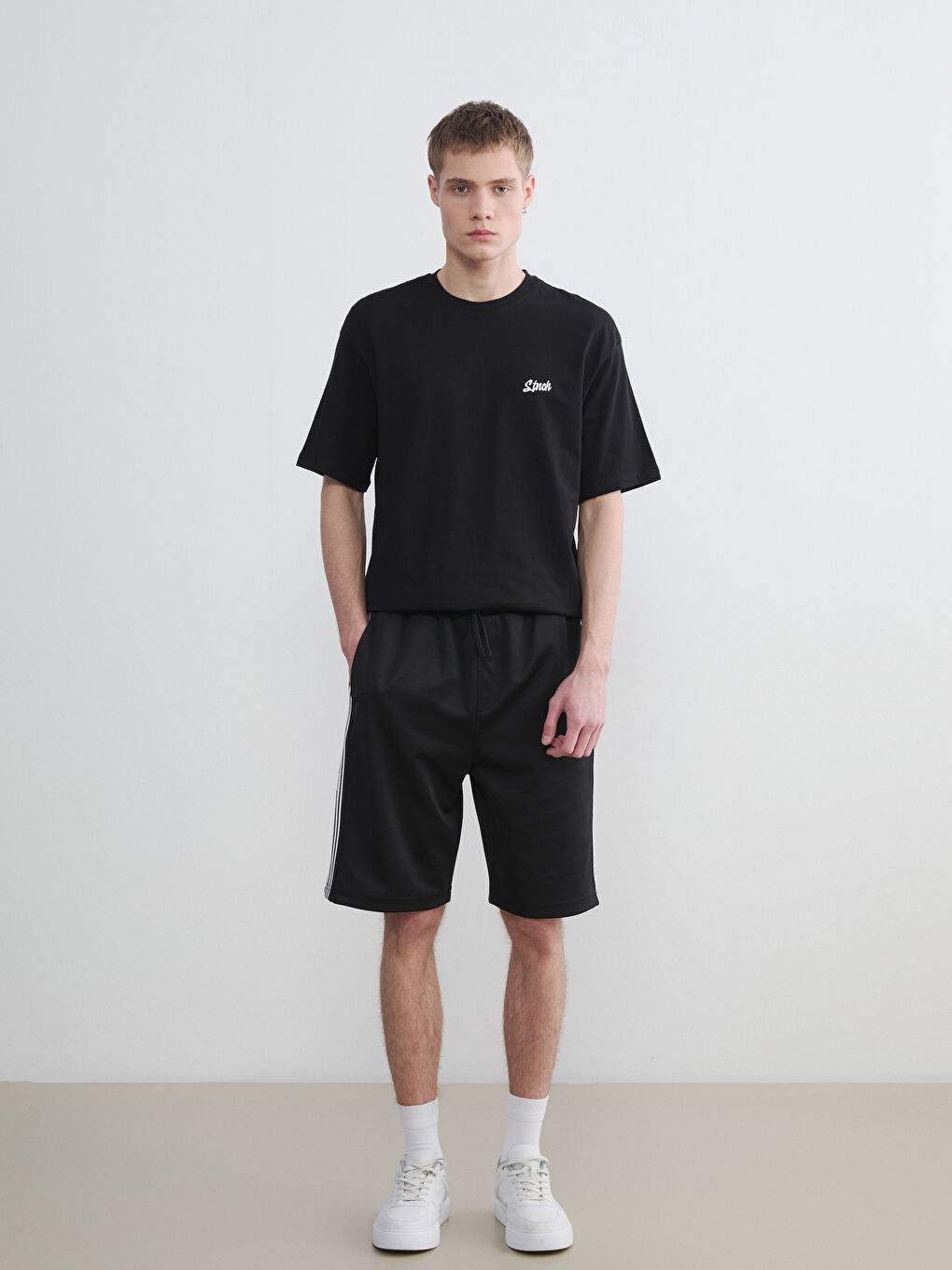 Siyah Bisiklet Yaka Baskılı Erkek Tişört-1