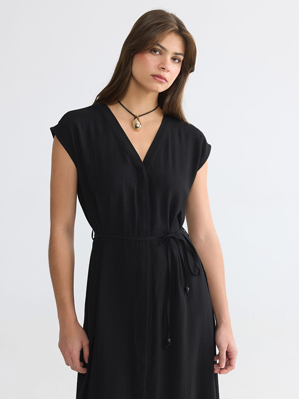 Žena CRNA haljina-1