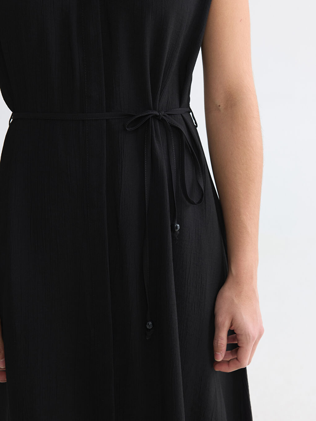 Žena CRNA haljina-2