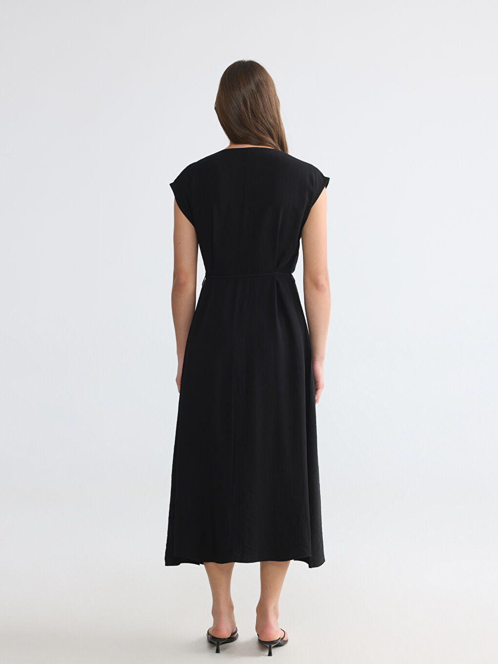 Žena CRNA haljina-3