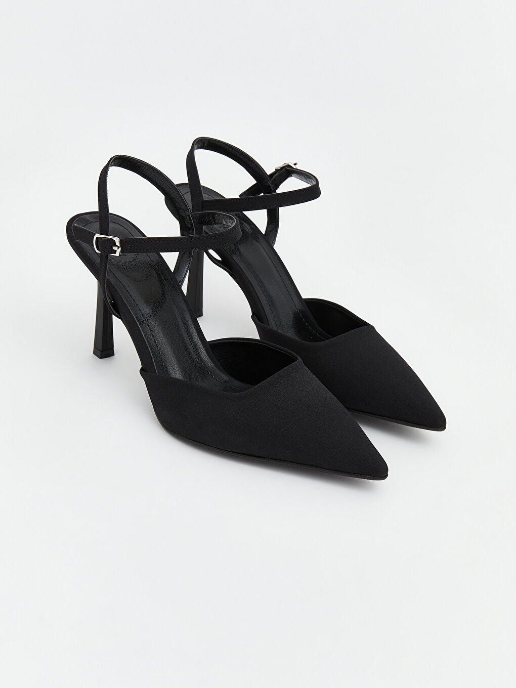 Siyah Sivri Burun Kadın Topuklu Ayakkabı