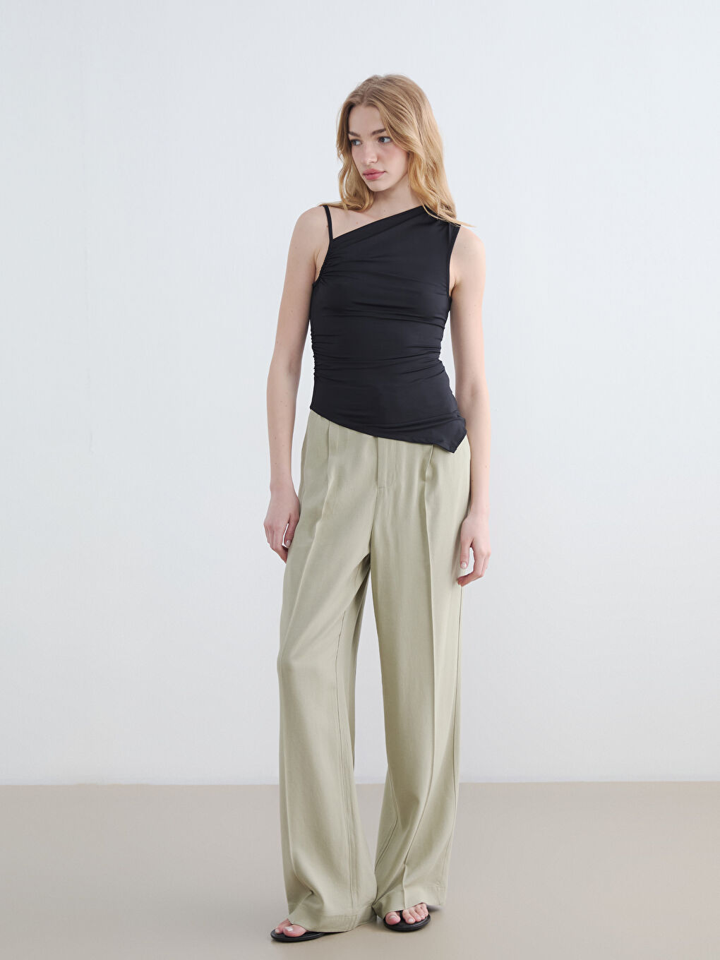 Siyah Asimetrik Yaka Büzgülü Bluz-1