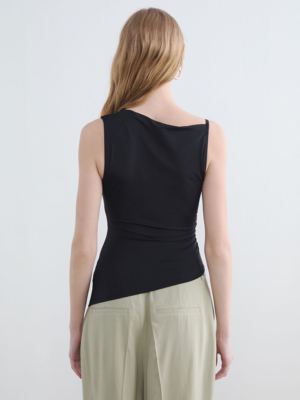 Siyah Asimetrik Yaka Büzgülü Bluz-3