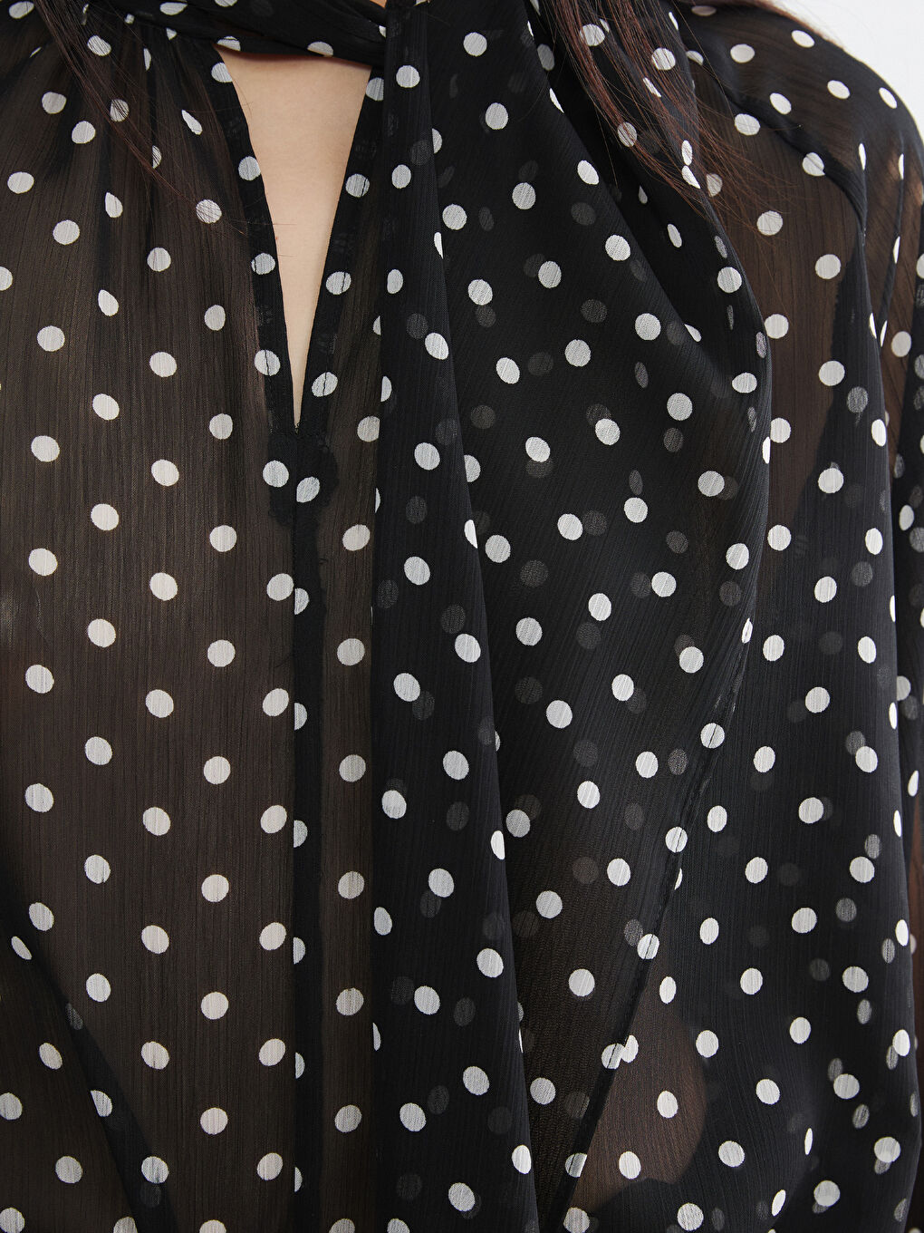 Siyah Fular Yaka Puantiyeli Bluz-2