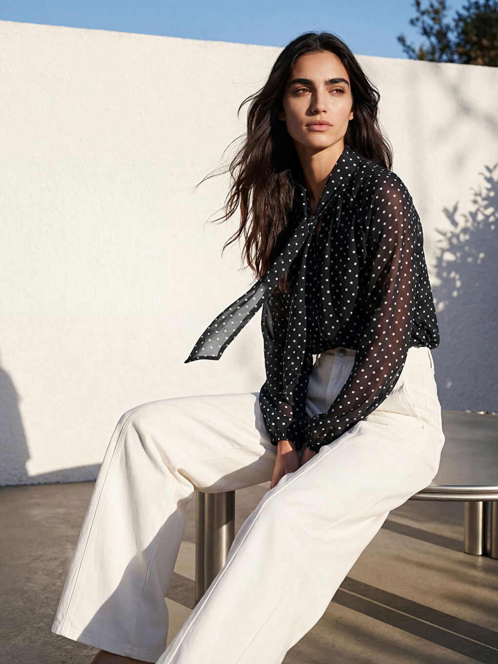 Siyah Fular Yaka Puantiyeli Bluz