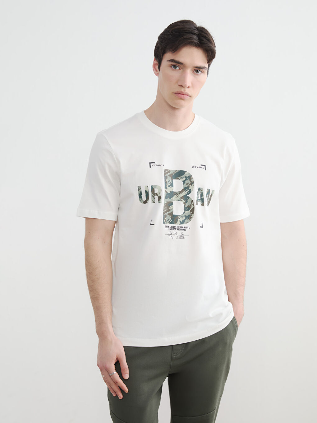 Ekru Bisiklet Yaka Baskılı Erkek Tişört