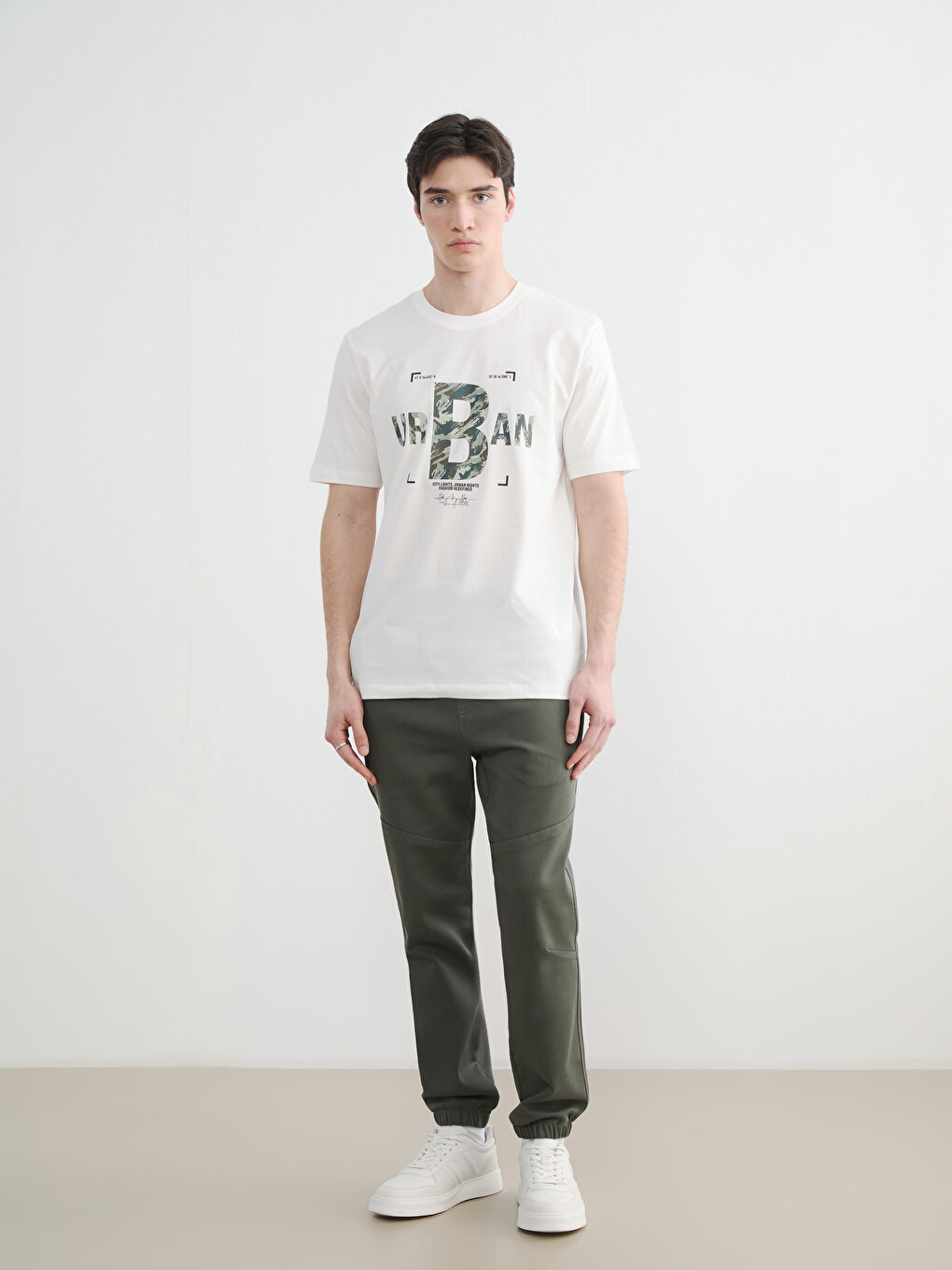 Ekru Bisiklet Yaka Baskılı Erkek Tişört-1