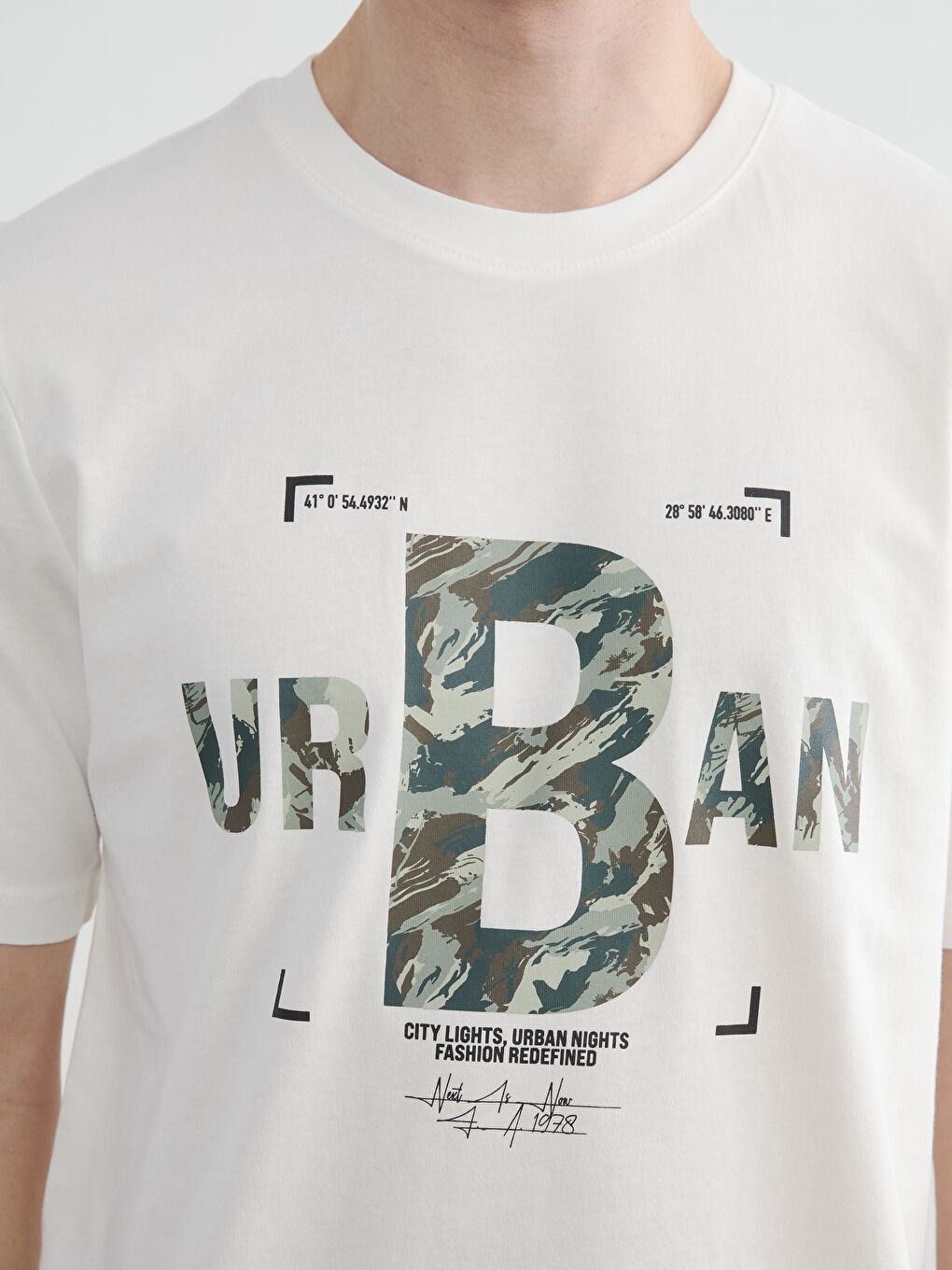 Ekru Bisiklet Yaka Baskılı Erkek Tişört-2