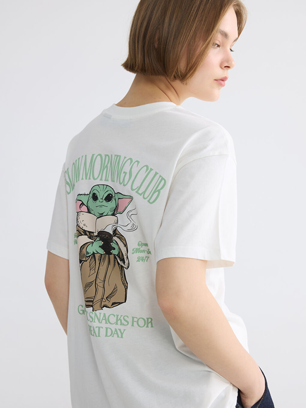 Beyaz The Mandalorian Baskılı Kadın Tişört