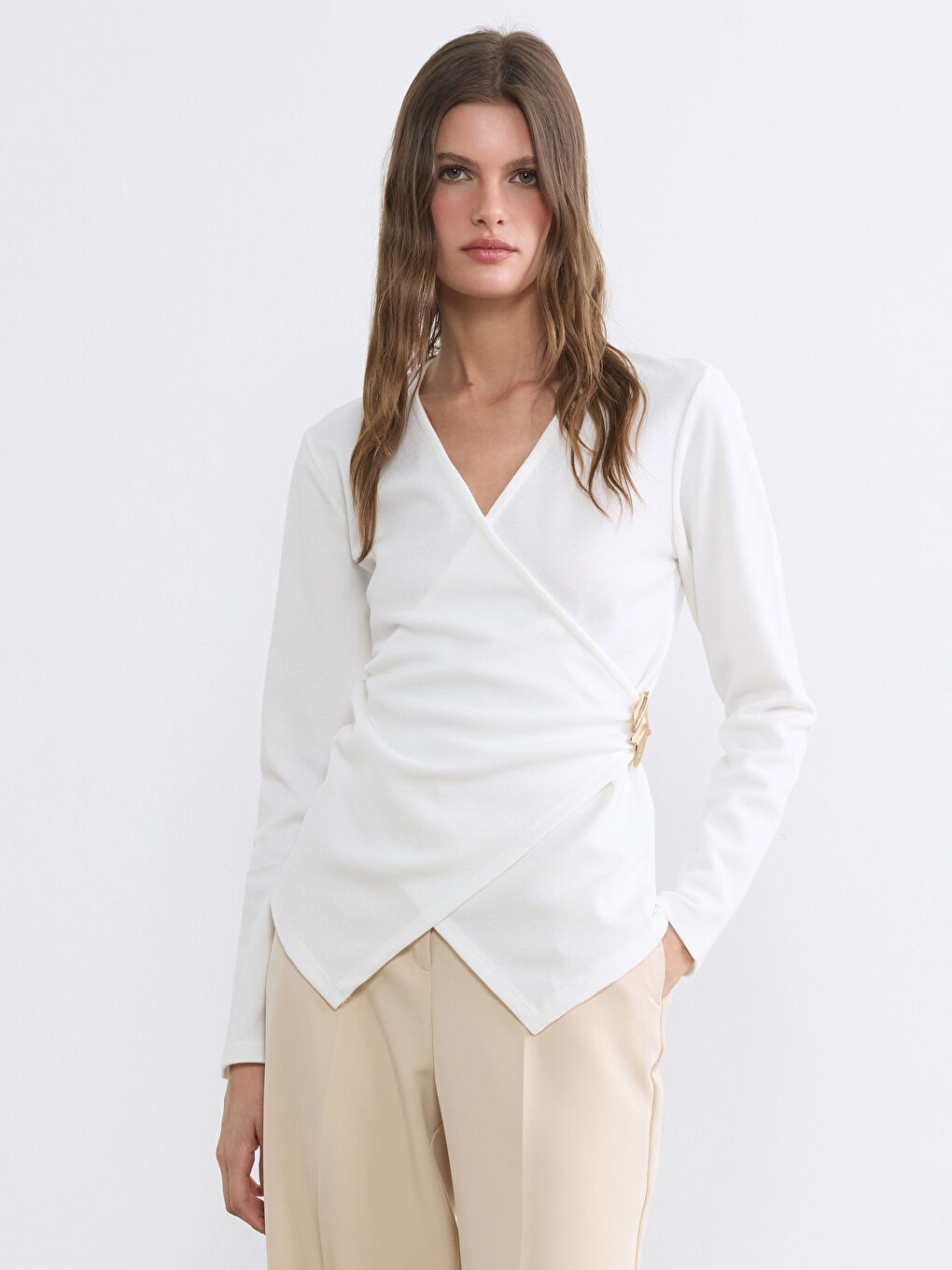 Beyaz Kruvaze Yaka Büzgülü Bluz