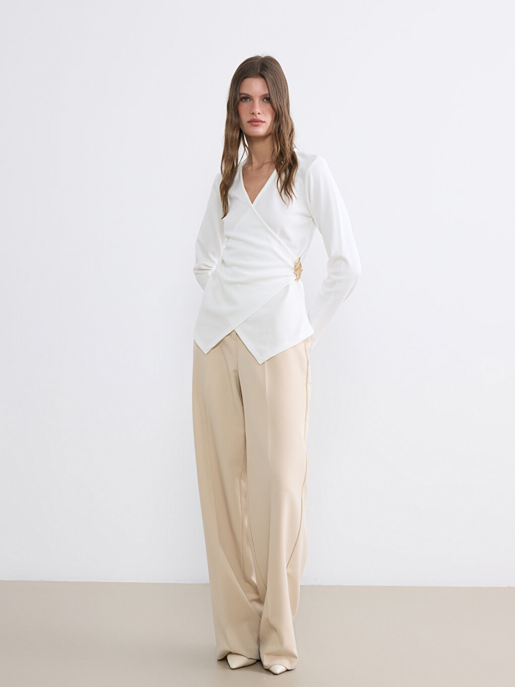 Beyaz Kruvaze Yaka Büzgülü Bluz-1