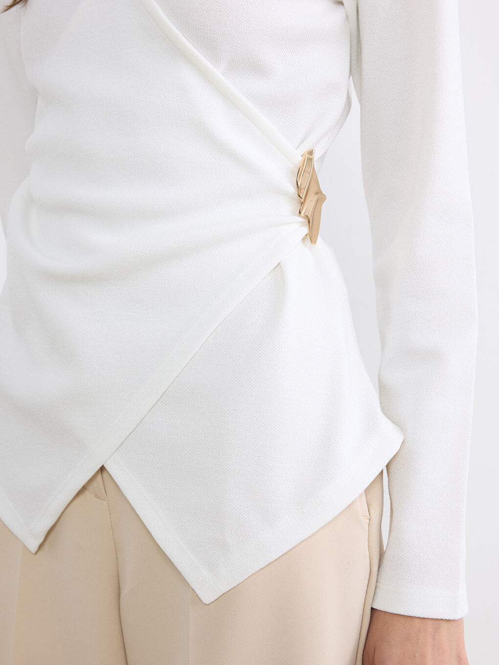 Beyaz Kruvaze Yaka Büzgülü Bluz-2