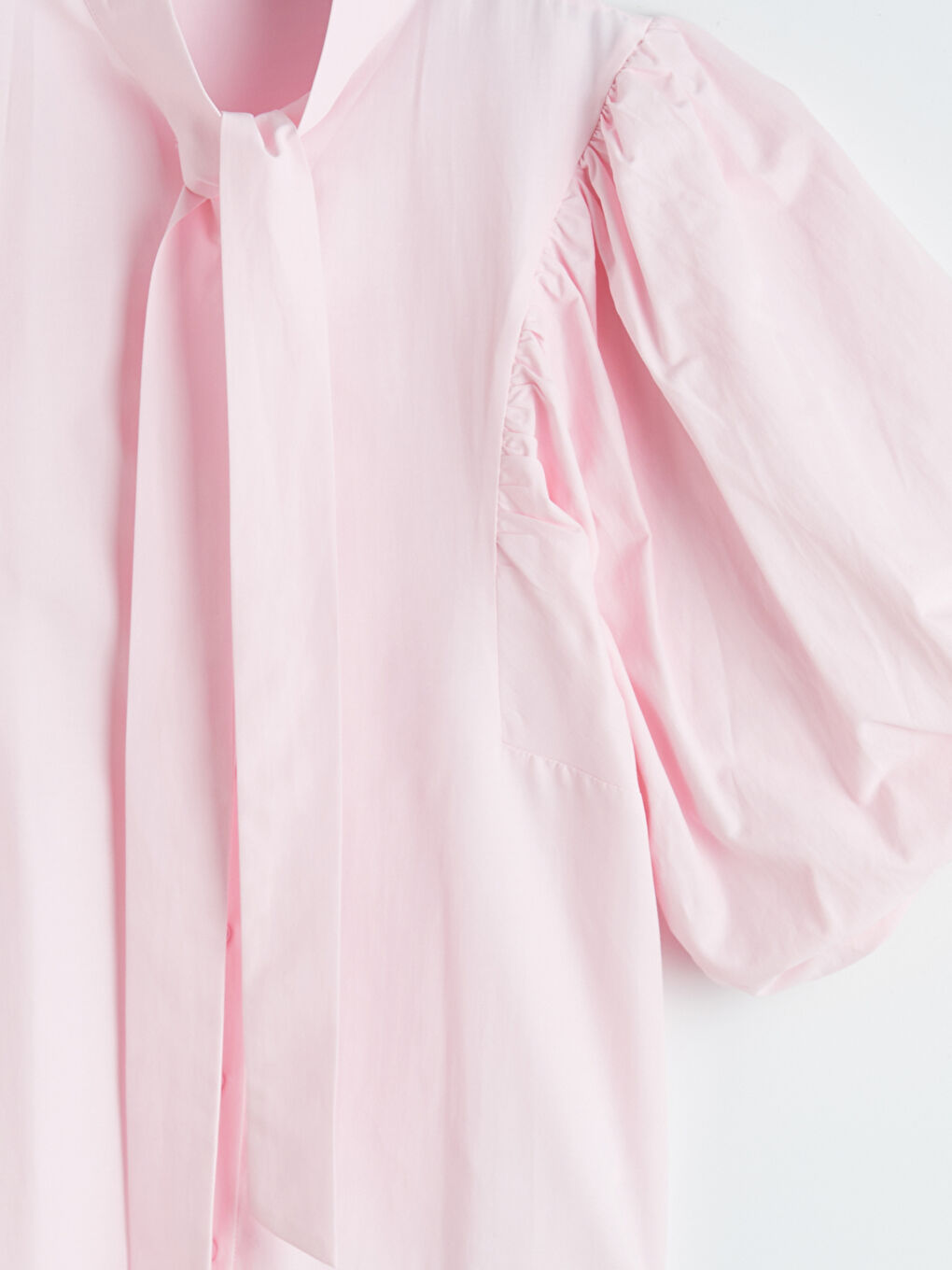 Pembe Fular Yakalı Balon Kollu Kadın Gömlek-5