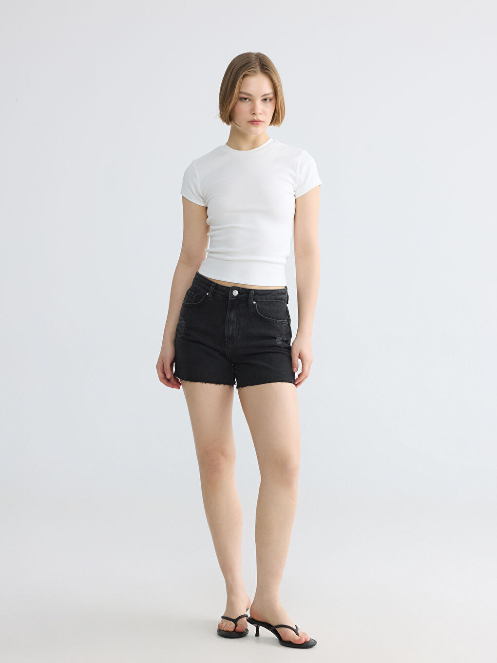 Siyah Yüksek Bel Yırtık Detaylı Kadın Jean Şort