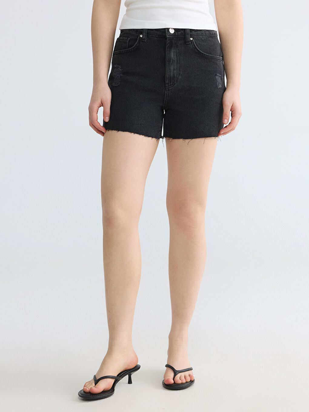 Siyah Yüksek Bel Yırtık Detaylı Kadın Jean Şort-1